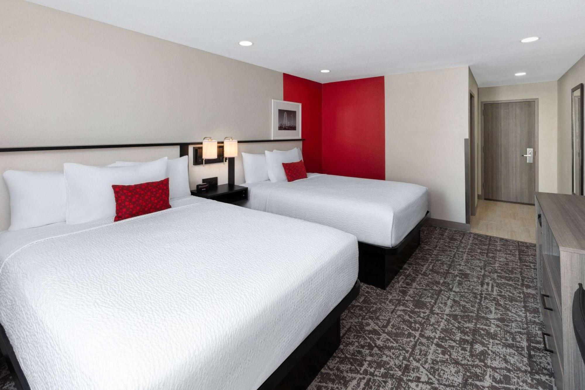 Отель Ramada By Wyndham Dfw Airport Ирвинг Экстерьер фото