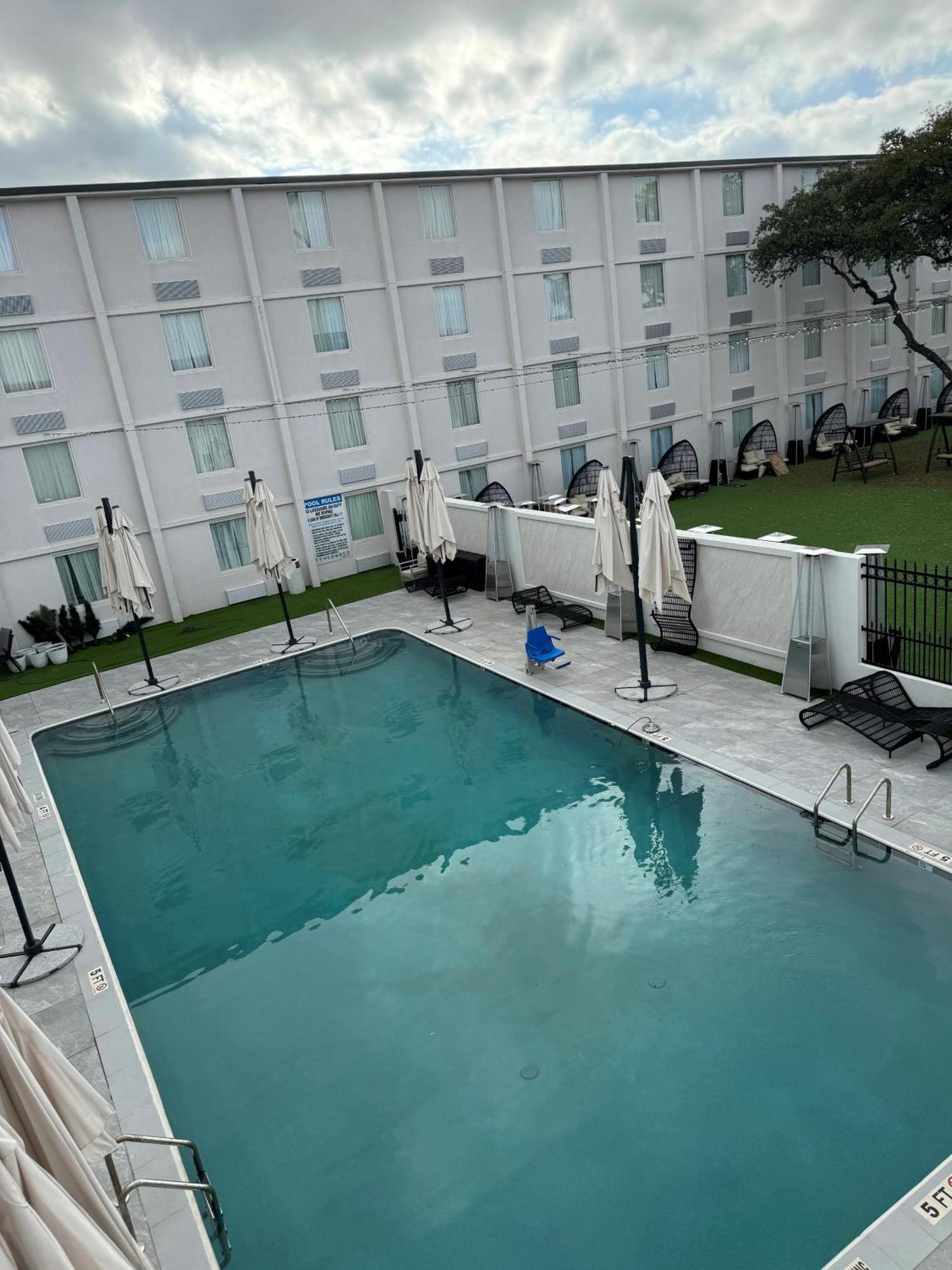 Отель Ramada By Wyndham Dfw Airport Ирвинг Экстерьер фото
